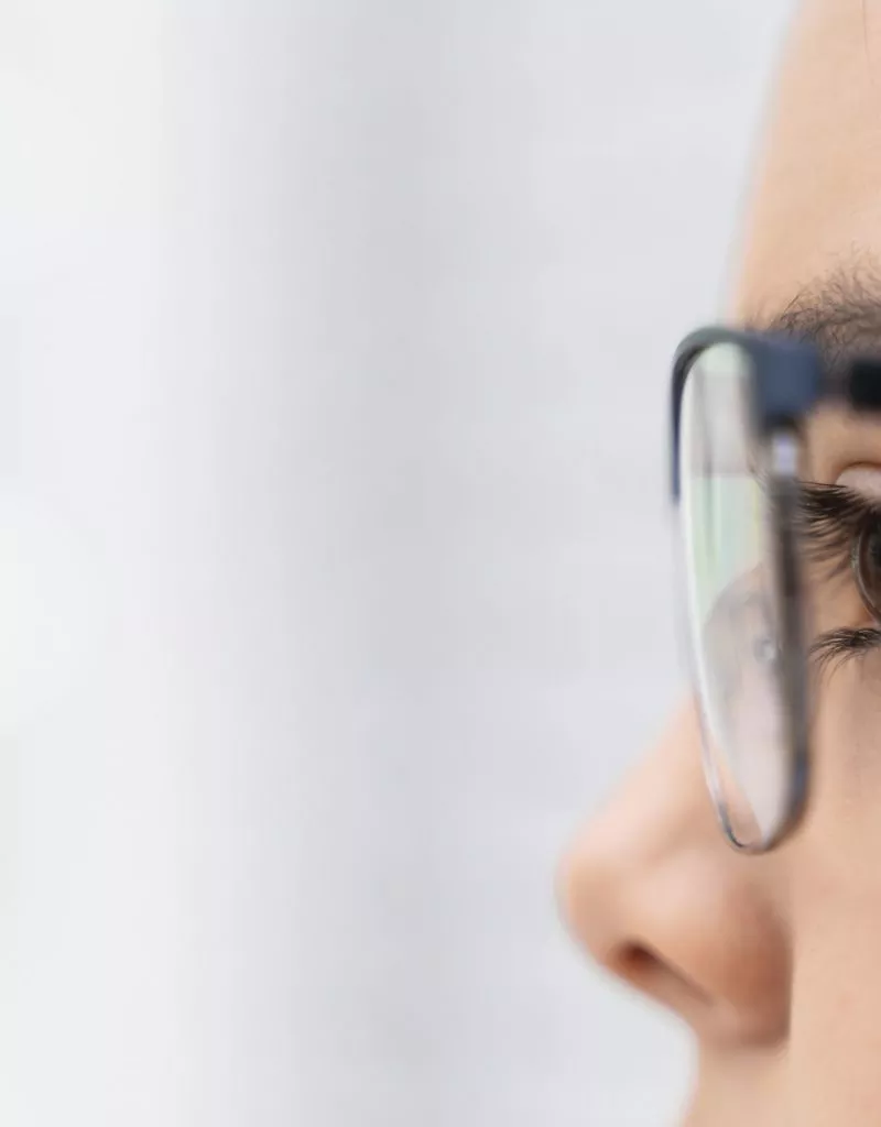 girl-store-trying-glasses-close-up girl-store-trying-glasses-close-up